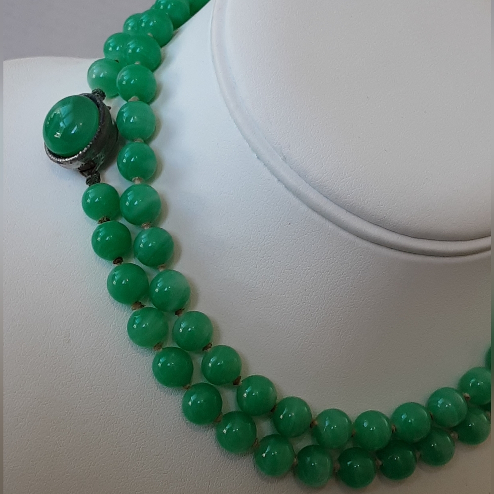 VTG JAPAN PEKING GLASS Simulated Jade Strand Necklace